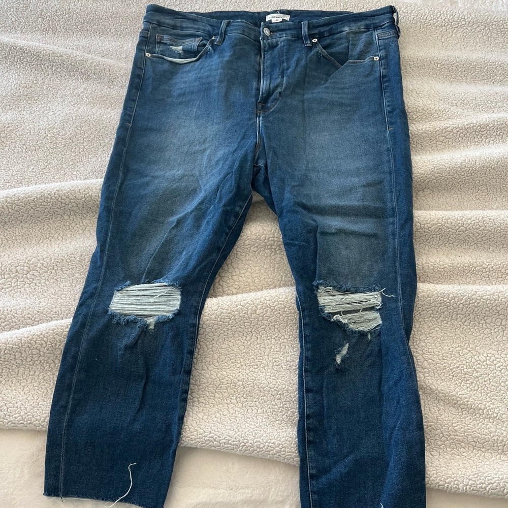 GOOD AMERICAN DISTRESSED GOODWAIST JEANS